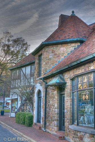 Mountain Brook Village corner - Alabama...also known as "The Kingdom"....it is quite perfect in every way. Mountain Brook Alabama, Southern Mansions, Alabama Travel, English Village, Magic City, Sweet Home Alabama, Birmingham Alabama, Unique Houses, House In The Woods