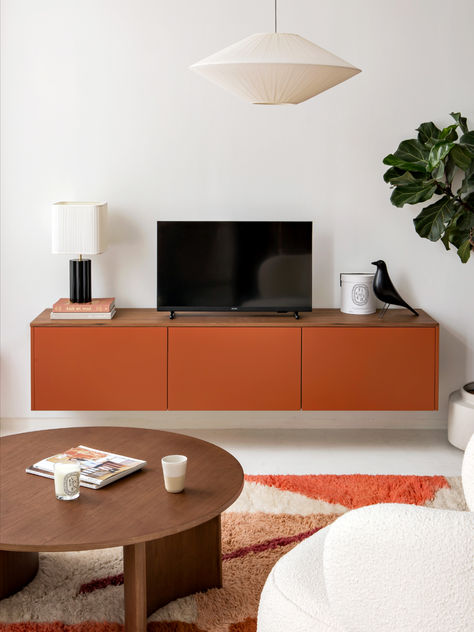 3 doors in Fauve matte lacquer and a natural Walnut top: that's all it took to give this Besta TV stand a new look. Simply hung on the wall, it allows for practical and elegant storage while adding a touch of colour to the living room.

Carpet by Them, table by NV Gallery, Lamps by The Socialite family, candle by Diptyque & bird by Vitra Besta Tv Stand, Besta Tv Unit, Living Room Storage Bench, Besta Tv, Tv Buffet, Tiles Bedroom, Plum Living, Ikea Kitchen Planner, Storage For Living Room