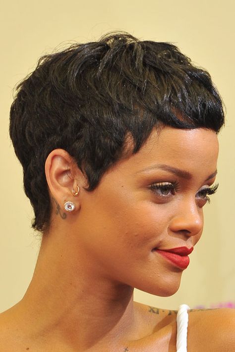 Rih pixie cut Pixie Rihanna, Rihanna Pixie Cut, Rihanna Pixie, Rihanna Short Hair, Celebrity Pixie Cut, Feather Cut, Short Relaxed Hairstyles, Rihanna Hairstyles, Mia Farrow