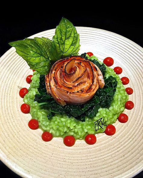 Rich Knott en Instagram: “Torched Salmon Rosette, Sautéed Tuscan Kale, Basil Pesto Risotto, Sun Dried Tomato Sauce, Fried Basil. ✌🏻😷” Torched Salmon, Pesto Risotto, Fried Basil, Tuscan Kale, Sun Dried Tomato Sauce, Food Promotion, Basil Pesto, Fine Food, Burger Recipes