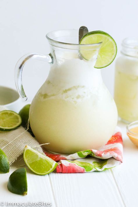 Alcoholic Lemonade Drinks, Brazilian Lemonade, Best Lemonade, Lemonade Drinks, Lemonade Recipes, Cat Recipes, Punch Recipes, Holiday Drinks, Limes