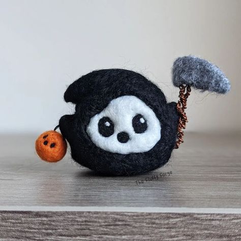 Felt Monster Ideas, Spooky Needle Felting, Halloween Needle Felting Ideas, Needle Felting Projects Ideas, Needle Felt Halloween, Needle Felting Halloween, Halloween Needle Felting, Needle Felting Ideas, Felt Skull