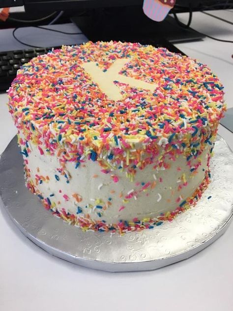 Preppy Birthday Cake, Birthday Cake Sprinkles, Sprinkle Birthday Cake, Cakes Colorful, Sprinkle Birthday, Preppy Birthday, Sprinkles Birthday Cake, Sprinkles Cake, 15th Birthday Cakes