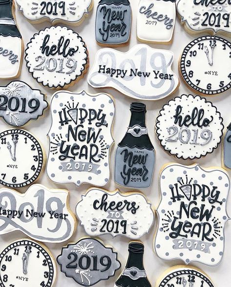 Happy new year!!!! I hope everyone has a great 2019! Spending the day being lazy with my family 👧🏼👧🏼👶🏼 New Years Eve Dessert, No Bake Sugar Cookies, New Years Cookies, S Cookies, Royal Iced Cookies, Sugar Cookie Icing, Being Lazy, Winter Cookie, Sugar Cookie Designs