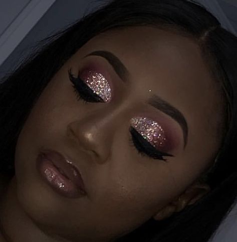 Rose Gold Eyeshadow Looks, Rose Gold Makeup Looks, Girl Eye Makeup, Gold Eyeshadow Looks, Teen Makeup, Burgundy Eyeshadow, Burgundy Makeup, Rose Gold Eye Makeup, Rose Gold Eyeshadow