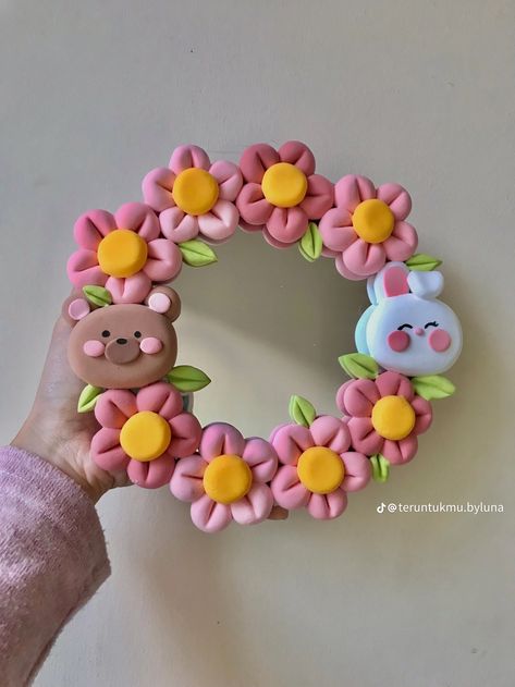 Fevicol Mouldit Ideas, Diy With Super Clay, Foam Clay Mirror Ideas, Clay Crafts Mirror, Foam Clay Mirror, Mirror Clay Art, Super Clay Mirror Art, Clay Decorated Mirror, Foam Clay Flower Mirror