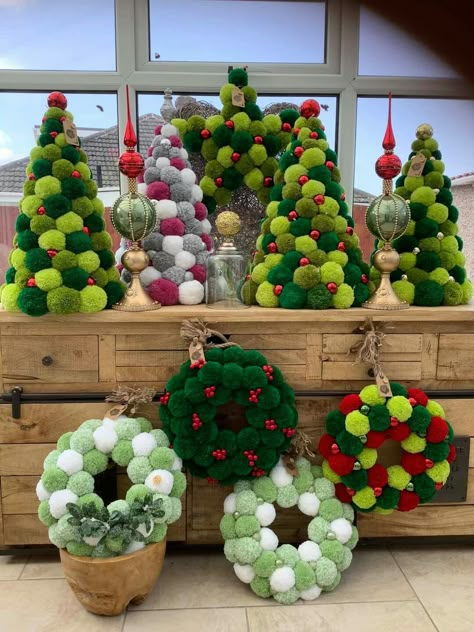 Decoracion Navidad Diy, Christmas Pom Pom Crafts, Pom Pom Christmas, Christmas Pom Pom, Handmade Christmas Crafts, Craft Decorations, Xmas Deco, Pom Pom Crafts, Easter Craft