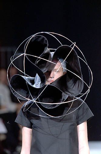 Eiko Ishioka, Sculptural Fashion, Crazy Hats, Rei Kawakubo, 3d Fashion, Body Adornment, Weird Fashion, Futuristic Fashion, Avant Garde Fashion