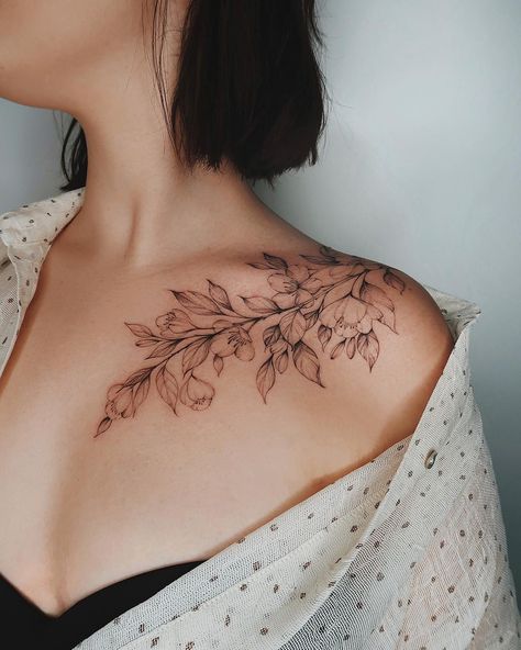 Floral Collarbone Tattoo by @olgaocean #olgaartist #tattoo #flowertattoo #blackart #flowers #botanical #collarbonetattoo #collarbone #tattoos #tattooartist #tattooed #mandalatattoo #lineworktattoo #linework Chest And Collar Bone Tattoos For Women, Leaves Chest Tattoo Female, Collar Bone Cover Up Tattoo, Female Collar Bone Tattoos, Shoulder Collar Bone Tattoo For Women, Under Collar Bone Tattoos, Collarbone Tattoos, Collarbone Tattoo, Bone Tattoo