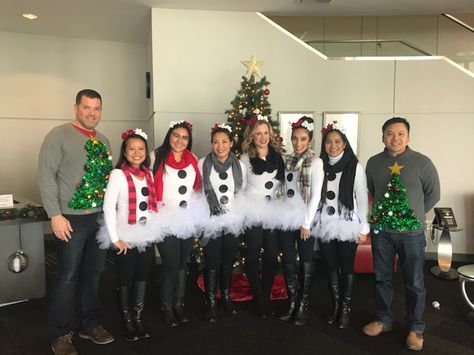 Group Christmas Costumes, Diy Snowman Costume, Ugly Sweater Couple, Christmas Character Costumes, Christmas Costumes Diy, Ugly Christmas Sweater Outfit, Mom Halloween Costumes, Snowman Costume, Diy Christmas Sweater