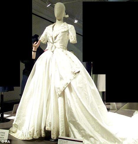 Wedding dress of ♔♛Queen Rania of Jordan♔♛.. Her Majesty The Queen of the Hashemite Kingdom of Jordan Queen Rania Wedding Dress, Queen Rania Wedding, Queen Rania Of Jordan, Jordan Wedding, Rania Of Jordan, Queen Wedding Dress, Royal Wedding Gowns, Royal Marriage, Dress Queen