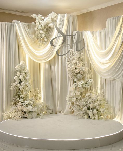 Nikah Decor, Wedding Stage Design, Dream Wedding Decorations, Wedding Planning Decor, Wedding Backdrop Design, Wedding Backdrop Decorations, Wedding Design Decoration, Wedding Venue Decorations, Wedding Decor Style