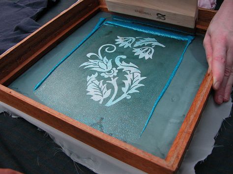 Silk Screen Printing Ideas, Silk Screen Printing Diy, Screen Printing Tutorial, Screen Printing Studio, Diy Screen Door, Printmaking Projects, Print Techniques, Diy Screen, Diy Screen Printing