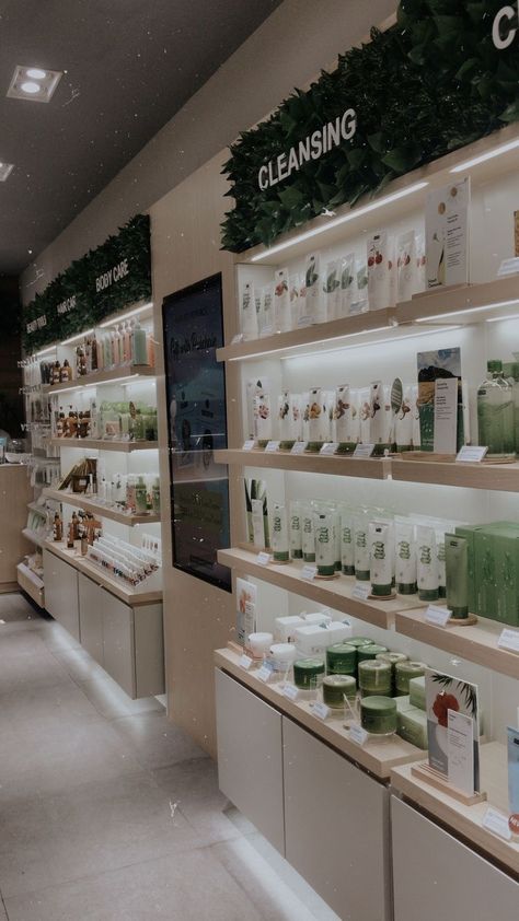 Modern Cosmetic Store Design, Cosmetic Decoration Ideas, Skin Care Retail Display Ideas, Earthy Store Interior, Med Spa Product Display, Beauty Store Interior Retail Design, Store Cosmetics Design, Retail Product Display Ideas, Skin Care Store Interior Design