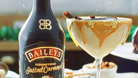 Baileys Salted Caramel Martini Baileys Salted Caramel, Salted Caramel Martini, Caramel Martini, Baileys Original Irish Cream, Espresso Martini Cocktail, Irish Cream Liqueur, Thanksgiving Cocktails, Martini Recipe, Cream Liqueur