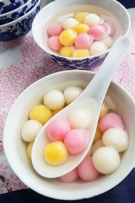 Tang Yuan (Glutinous rice balls in sweet ginger syrup). A dessert served during Chinese festivals and celebrations. #chinesedessert #dongzhi #tangyuan #sweetdumplings | souperdiaries.com Tang Yuan Recipe, Glutinous Rice Balls, Beras Ketan, Tang Yuan, Sweet Soup, Sweet Rice, Chinese Dessert, Think Food, Glutinous Rice