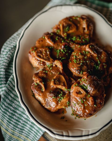 Osso Buco de porc à l’érable - Stefano Faita Pork Shanks, Osso Bucco, Tomato Basil Sauce, Basil Sauce, Sugar Shack, Tomato Basil, Baked Beans, Sausages, Italian Sausage