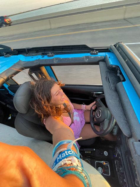 Having A Car Aesthetic, Beach Jeep Wrangler, Inside Jeep Aesthetic, Cute Jeep Pictures, Jeep Beach Aesthetic, White Jeep Aesthetic, Jeep Instagram Pics, Aesthetic Jeep Wrangler, Jeep Wrangler Interior Aesthetic