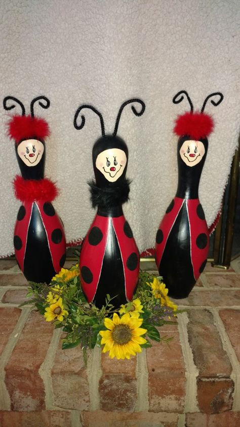 Diy Bowling Pins, Bowling Ball Crafts, Bowling Pin Crafts, Diy Bowling, Bowling Ball Yard Art, Bowling Ball Art, Horseshoe Crafts Projects, Pen Craft, Bowling Party