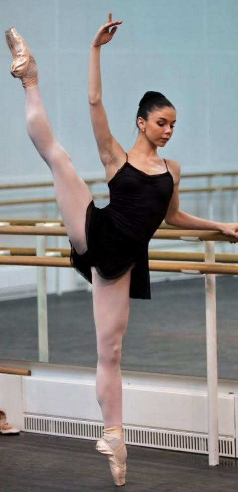 Ballet Photography Poses, Dance Wear Outfits, Ballet Pose, Natalia Osipova, Ballet Dance Photography, Dancer Lifestyle, Ballet Images, Ballet Pictures, Ballet Beauty