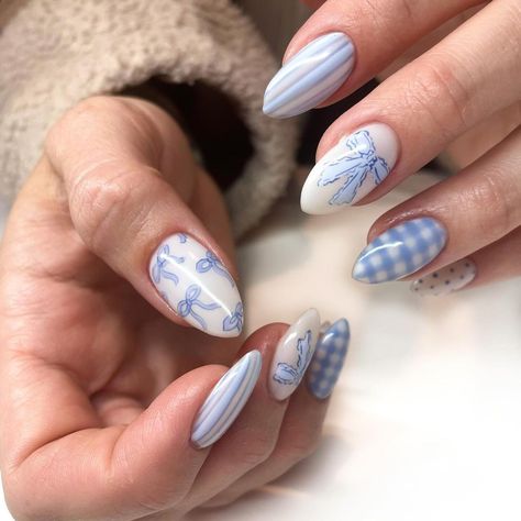 Baby Blue Design Nails, Blue Gingham Nails, Bow Design Nails, Christmas Nails Blue And White, Blue Bow Nails, Blue Coquette Nails, Cute Light Blue Nails, White Bow Nails, Light Blue Winter Nails