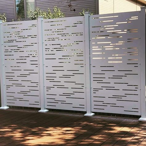 Metal Fence Design Modern, Horizontal Privacy Fence, Slatted Wood Wall, Modern Exterior Design, Compound Wall Design, Home Gate Design, House Main Gates Design, House Fence Design, Laser Cut Panels