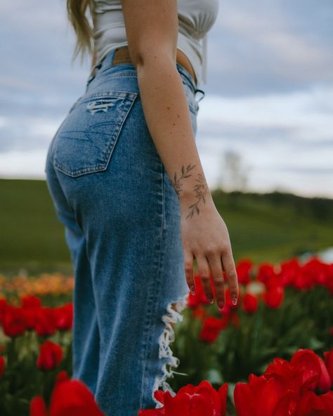 Some fav shots from a little branding & headshot session in the tulip fields with Chelsea for her hair career✨🌷✂️ She was seriously such a natural. Showed up to this session, braved the cold, and killed it. Not to mention how adorable she is….🤭 I miss these flowerssssssss :,) I think the next season is going to be Sunflowers AND hot air balloons!!! I am so ready for those little sessions! #photographer #ohiophotographers #akronphotographer #clevelandphotographer #columbusphotographer #bran... Crop Field Photography, Carlsbad Flower Fields Photoshoot, Tulip Fields, Hot Air Balloons, Air Balloons, Show Up, Air Balloon, Hot Air, Her Hair