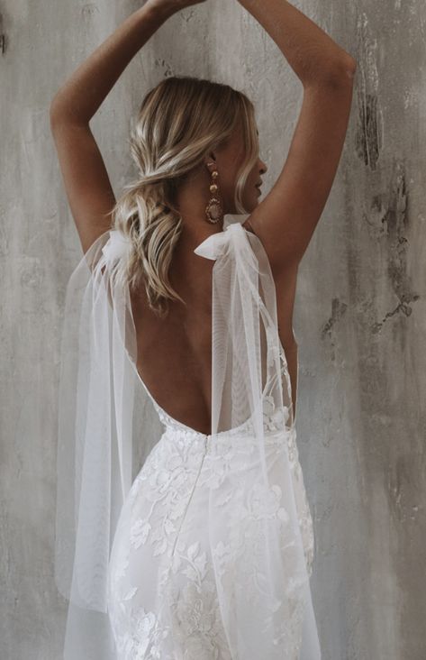 Messy Wedding Hair Down, Unique Bride Hairstyles, Wedding Hair Open Back Dress, Bridal Pony With Veil, Bridal Hair Open Back Dress, Low Back Wedding Dress Hairstyle, Bridal Hair For Open Back Dress, Wedding Hair For Open Back Dress, Medium Length Hair Wedding Styles