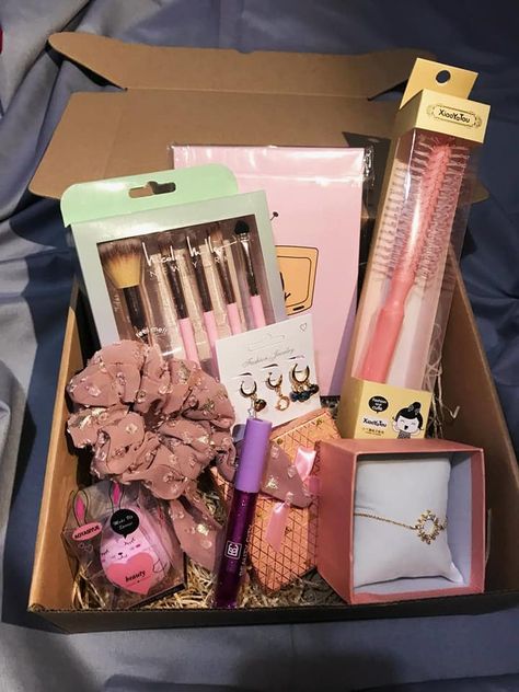 19 Birthday Ideas Gift, Cute Gifts For Friends Aesthetic, Bsf Gift Ideas Birthdays, Present Basket Ideas, Ideas Regalos Amigas, Regalos Aesthetic, Gift Box For Girlfriend, Birthday Presents For Friends, Wedding Gift Pack