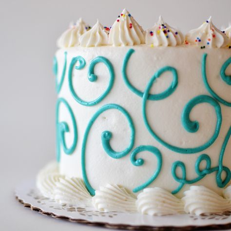 Swirly swirl design.  Buttercream. Swirl Cake Design, Birthdays Cakes, Chocolate Marble Cake, Layer Cake Filling, Chocolate And Vanilla Cake, Oreo Buttercream, City Cake, White Chocolate Buttercream, Swirl Cake