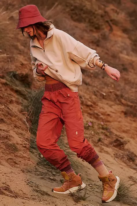 Desert Outfit, Outdoors Style, Cute Hiking Outfit, Outdoorsy Style, Hiking Fashion, Camping Outfits, High Rise Pants, Fp Movement, Hiking Outfit