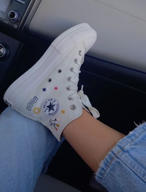 White Converse with flowers emboryed White Flower Converse, Hand Embroidered Converse, Converse With Flowers, Converse Flowers, Flower Converse, Outfit Converse, White Converse Shoes, Pretty Stars, Embroidered Converse