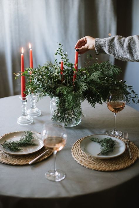 New Year Set Up Table, Table For Christmas Dinner, Black Kitchen Table, Table For Christmas, Layout Kitchen, Dinner Party Table Settings, Makeover Kitchen, Minimalist Christmas Decor, Wallpaper Kitchen