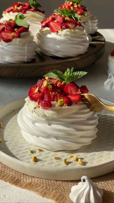 Pin on Receitas Pavlova Dessert, Meringue Desserts, Dessert Parfait, Pavlova Recipe, Fancy Desserts, Sweet Snacks Recipes, St Valentin, Easy Baking Recipes, Cooking Recipes Desserts