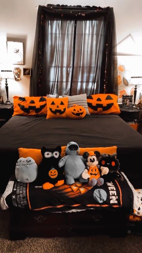 Cozy Halloween Bedroom, Horror Bedroom, 200 Aesthetic, Spooky Bedroom, Comfy Cozy Home, Glamorous Bedroom, Indoor Halloween Decorations, Spooky Vintage, Halloween Bedroom Decor