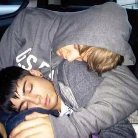 Zayn Malik & Liam Payne sleeping together. Awww :3 One Direction, A Man