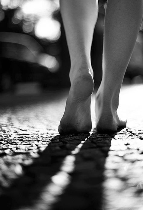 walking barefoot in the garden awakens my feet. Leg Reference, Feet Drawing, Walking Barefoot, Anatomy Reference, Jolie Photo, Human Figure, White Photography, Black And White Photography, Creative Photography