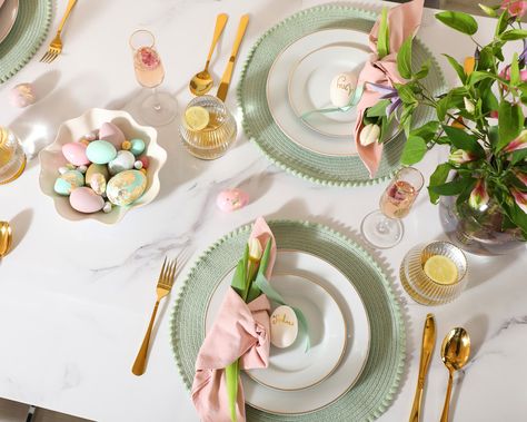 Boho Easter Decor, Easter Table Ideas, Easter Table Decor Ideas, Easter Photo Booth, Easter Dinner Party, Boho Easter, Easter Dinner Table, White Table Settings, Pink Dinnerware