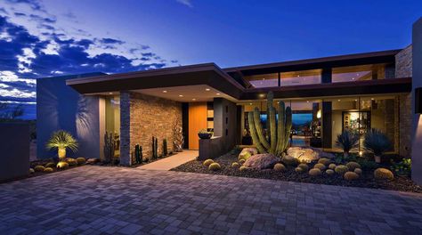 Fascinating modern desert home melds into the Sonoran landscape Modern Architecture House Exterior, Desert Modern House, Desert Home Exterior, Desert Mansion, Modern Adobe House, Sedona House, Modern Desert Home, Contemporary Houses, Arizona House