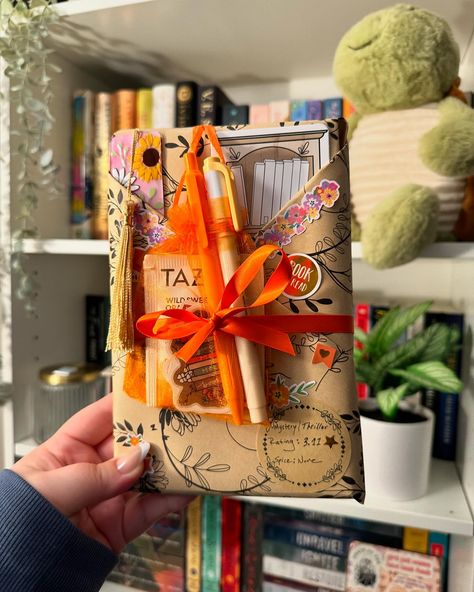 Blind date with a book ☁️💕📚 • • • • • • #books #booksbooksbooks #bookaholic #blinddatewithabook #bookstagram #bookstagrammer How To Make A Blind Date With A Book, Bookshop Ideas, Book Themed Party, Blind Date With A Book, Date With A Book, Mini Library, Dream Library, Cute Surprises, Hosting Christmas