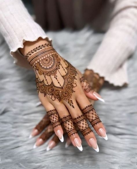 Mehndi Designs Different, Mehedi Design Finger, Mehendi Modern Designs, Modern Mehendi Designs For Hands, Roka Mehendi Designs Simple, Mehndi Modern Designs, Modern Palm Mehndi Designs, Mehendi Design Modern, Mehendi Designs For Hands Modern