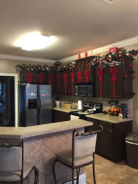 Black Kitchen Cabinets Christmas Decor, Christmas Decor Kitchen, Decor Ideas For Christmas, Xmas Kitchen, Kitchen Christmas Decorations, Kitchen Christmas Decor, Decorating Ideas For Christmas, Home Decor Ideas Kitchen, Christmas Coffee Table Decor