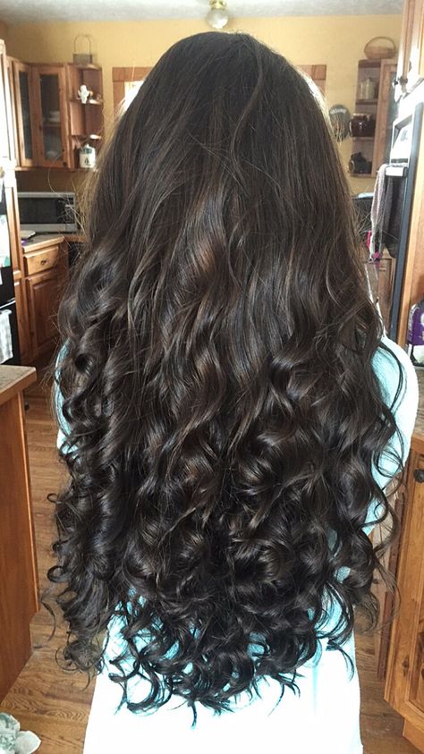 Long Dark Curly Hair, Long Curled Hair, Bushy Hair, Loose Curls Hairstyles, Prom Hair Medium, Dark Curly Hair, Curled Hair, Change Hair, Instagram Hairstyles