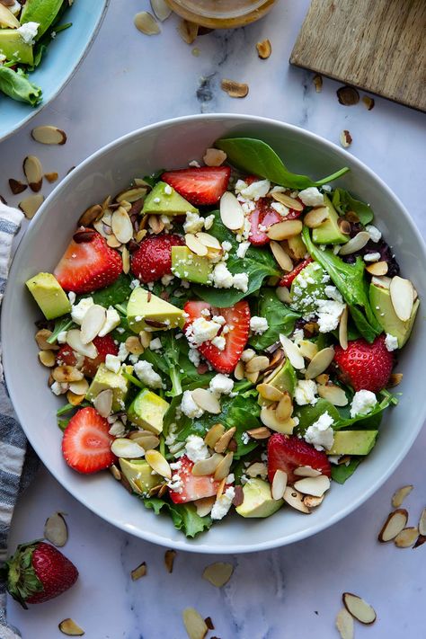 Strawberry Avocado Salad, Maple Dressing, Strawberry Avocado, Beautiful Salad, Fresh Salad Recipes, Best Salad Recipes, Strawberry Salad, Avocado Salad, Spring Recipes