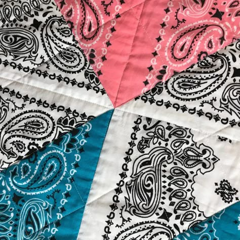 How to Make a Bandana Quilt - Create with Claudia Organizing Fabric Scraps, Bandana Quilt, Bandana Crafts, Bandanas Diy, Western Quilts, Bandana Blanket, Rag Quilt Patterns, Runner Pattern, String Quilts