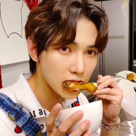 Yeosang Eating, Ateez Eating, Chicken Boy, Ateez Pics, Ateez Icons, Kang Yeosang, Kang Yeo-sang, Best Kpop, Say My Name