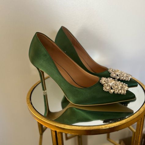 Worn Once With A Few Scuffs Under The Bottom But Everything Else Looks Brand New. Comes With Dust Bag. Green Dress Shoes, Emerald Shoes, Olive Green Shoes, Filler Pics, Olive Green Velvet, Green Themed Wedding, Green Heels, Green Dresses, Velvet Heels