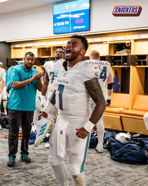 Miami Dolphins Players, Jaylen Waddle, Tua Tagovailoa, Dolphins Football, Fit Guys, Sports Football, Locker Room, Miami Dolphins, Sport Football