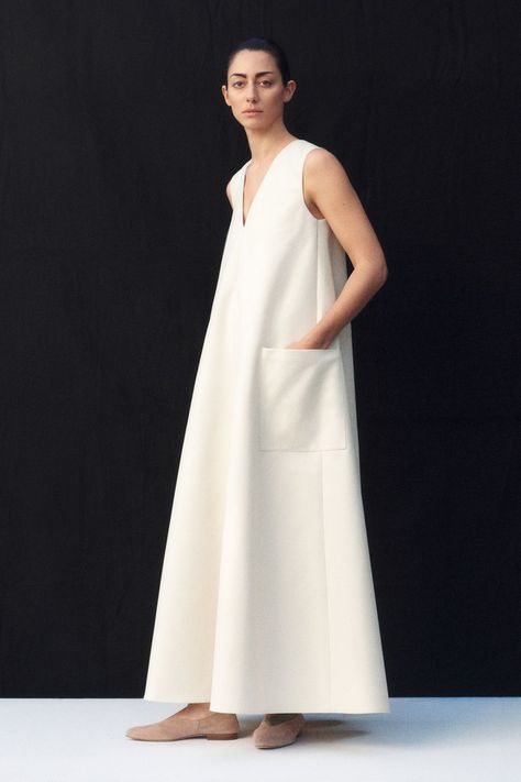 Co Pre-Fall 2020 collection, runway looks, beauty, models, and reviews. Sukienki Maksi, Minimal Dress, Wedding Vibes, 2020 Fashion, 2023 Fashion, Spring 2023, Fashion Show Collection, Pre Fall, Minimal Fashion