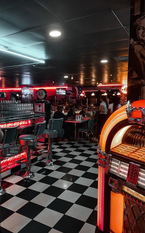 Old School Diner Aesthetic, Dark 50s Aesthetic, Retro Pizza Restaurant, 90s Diner Aesthetic, Old Restaurant Aesthetic, Greasers Aesthetic, Oldie Aesthetic, 50s Diner Aesthetic, Pizzaria Aesthetic